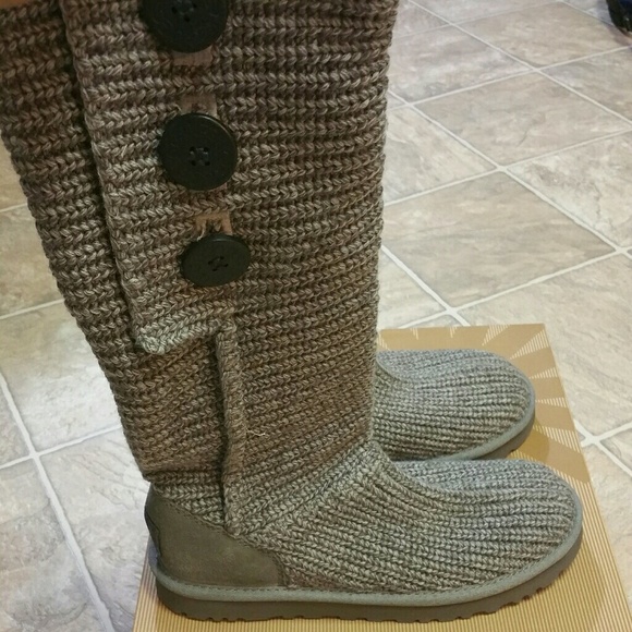 Brand New Uggs  (UNWORN) - Picture 4 of 5